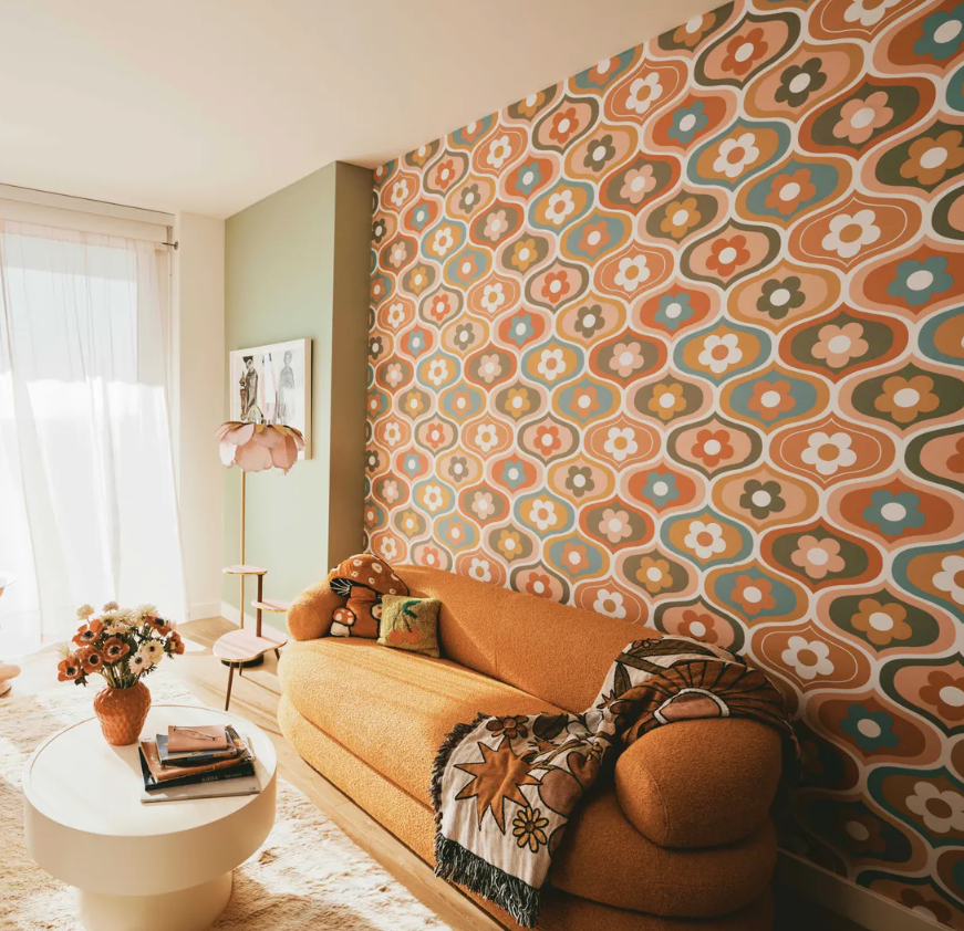 retro-themed-wallpaper-living-room-chirpyest
